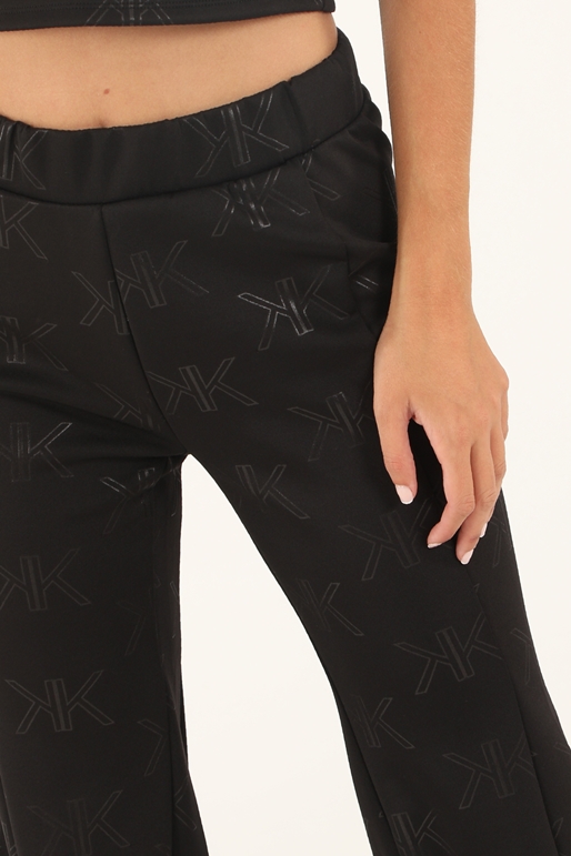 KENDALL+KYLIE-Γυναικεία παντελόνα KENDALL+KYLIE KKW.2S1.017.016 EMBOSSED LOGO FLARE μαύρη